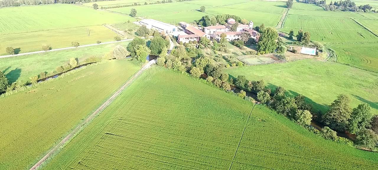 Fotogramma del volo con il drone verso la cascina